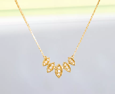 En jeu : 1 collier Mini Isaure en or rose & diamants de 1290€